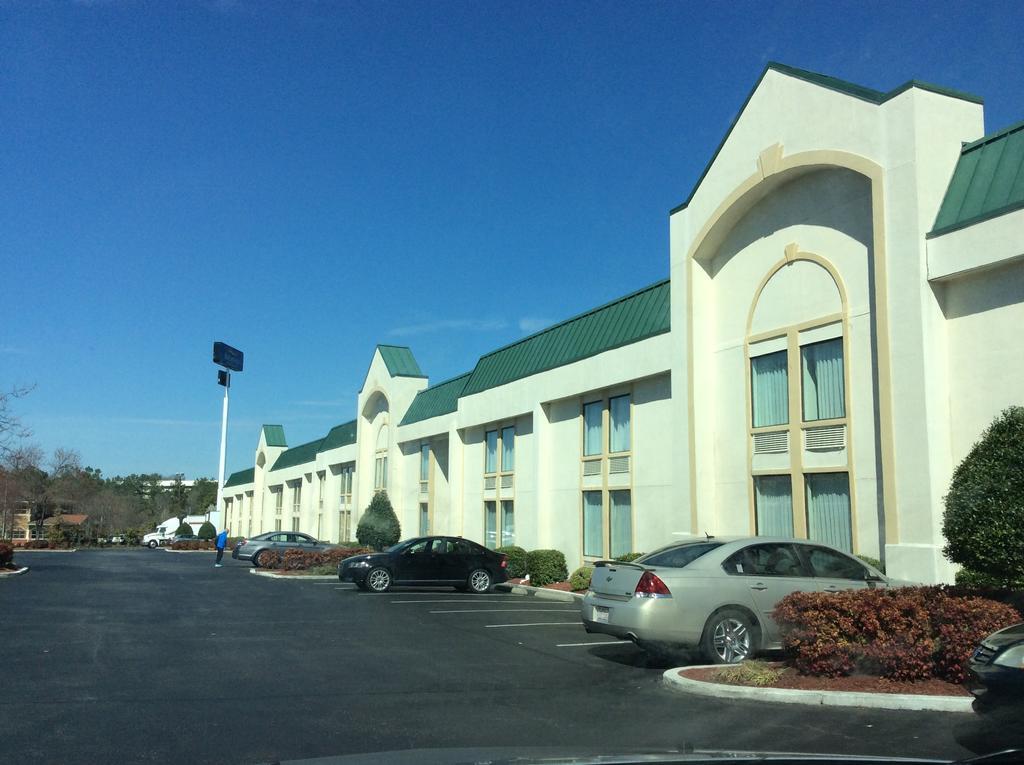 Baymont By Wyndham Greensboro/Coliseum Екстериор снимка